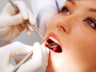 Co je to parodontitida? Jak se projevuje? Koho postihuje?